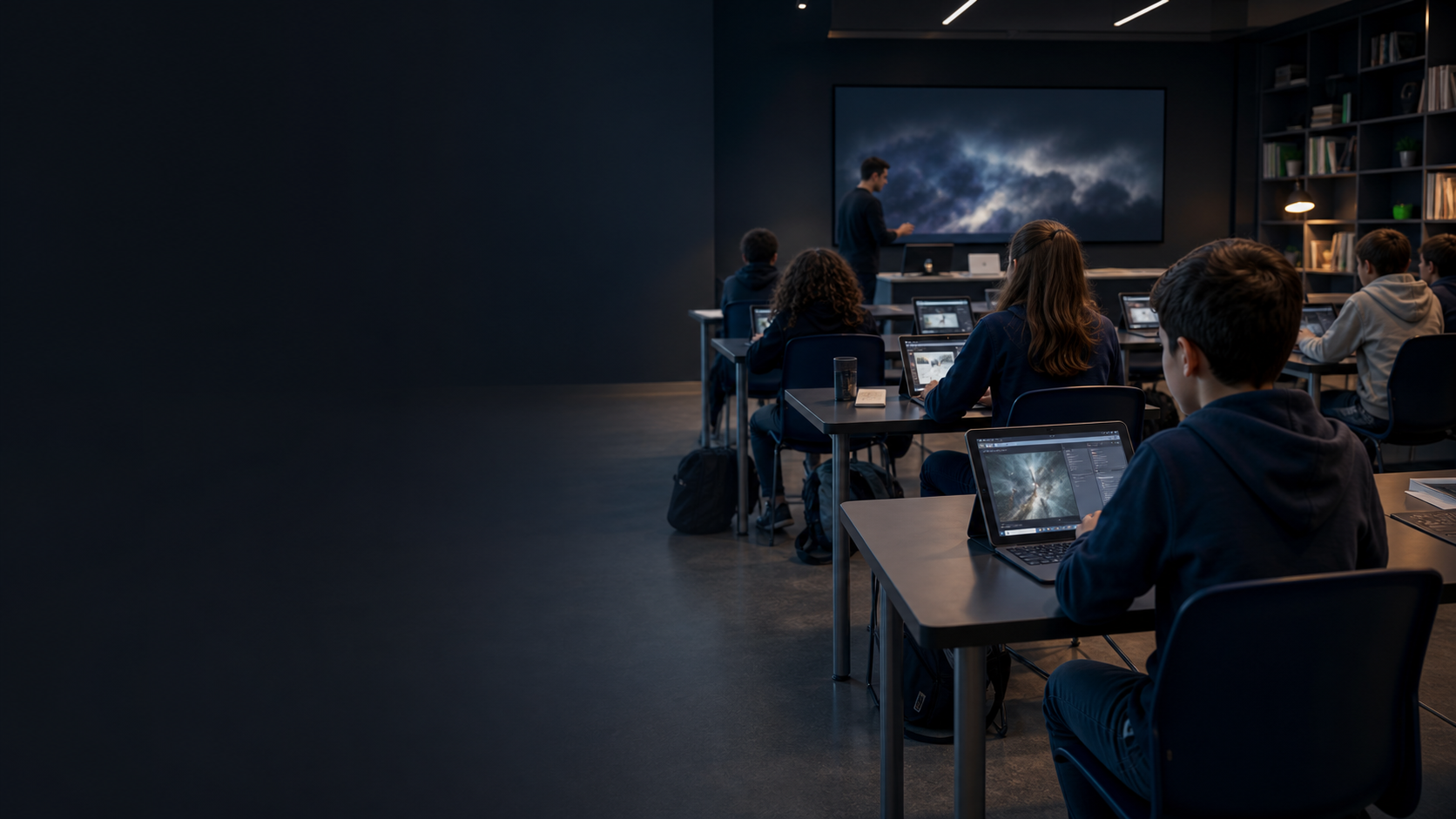 Aula moderna con studenti che usano tablet e laptop.